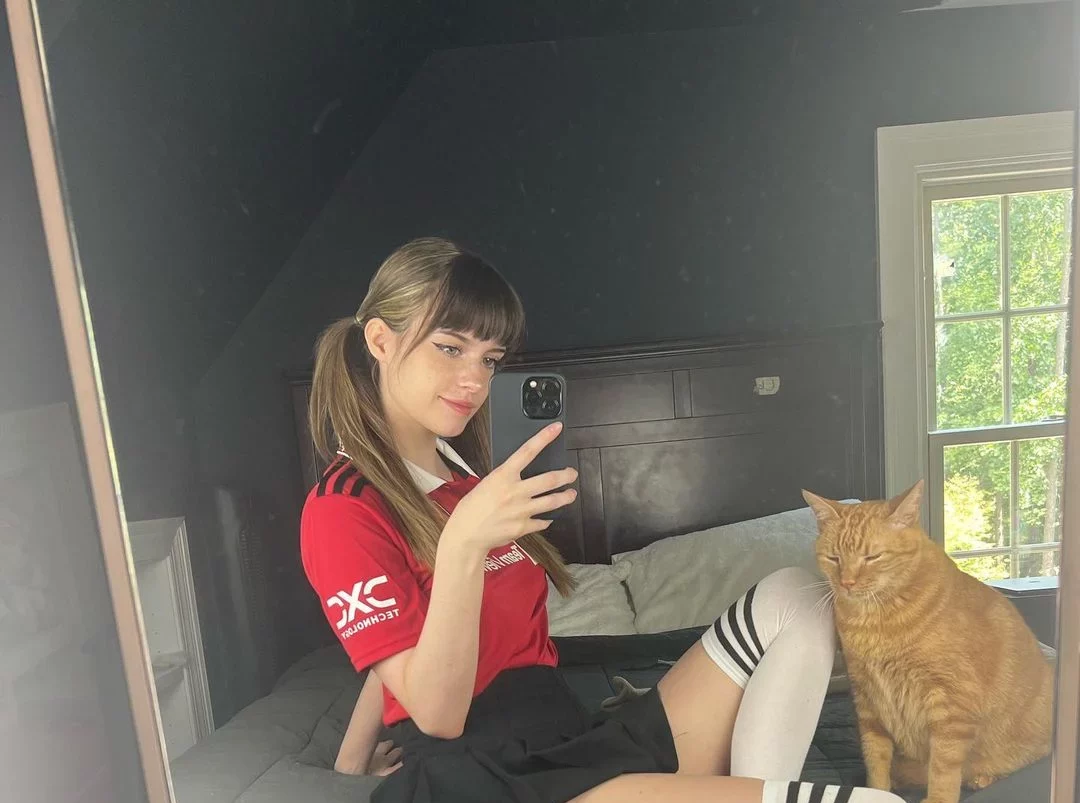 Soogsx taking mirror selfie with her cat