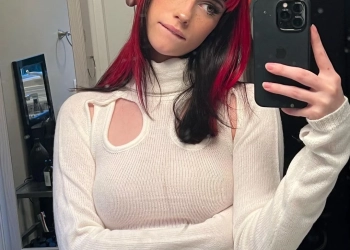 Sooogsx taking a mirror selfie