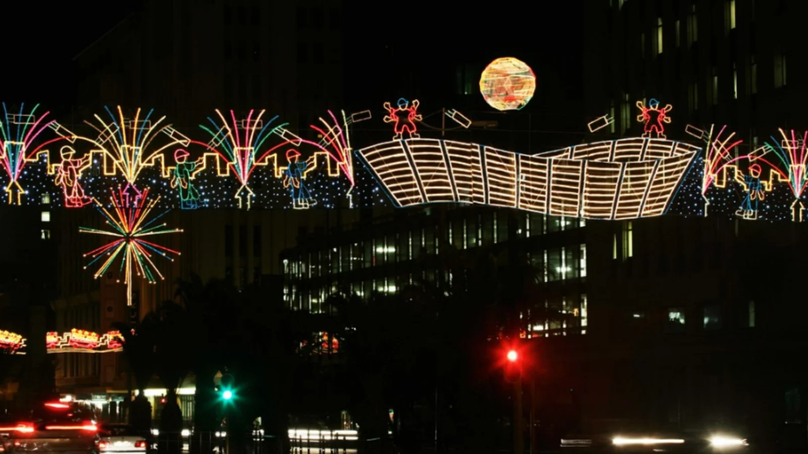 Night view of Christmas decorations in Cape Town. 