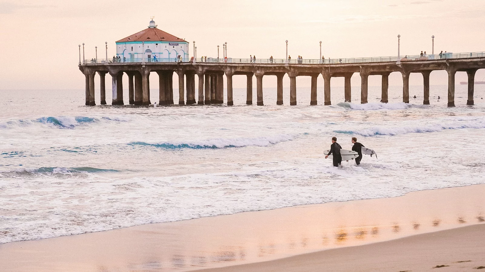 Surfers ready to surf at the Manhattan beach. 