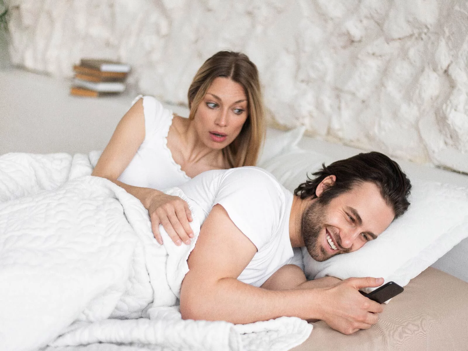 woman seeing his partner talking to someone else n phone