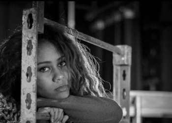 Nettawalks posing for a photo in a black dress.
