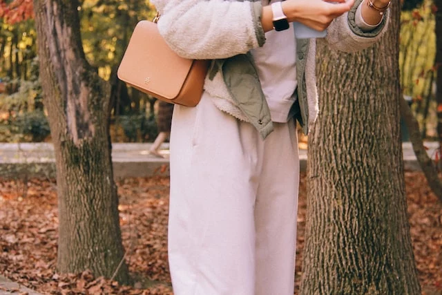 Loose joggers with a loose T-shirt. 