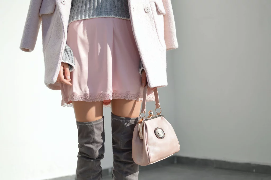 a women carrying a handbag