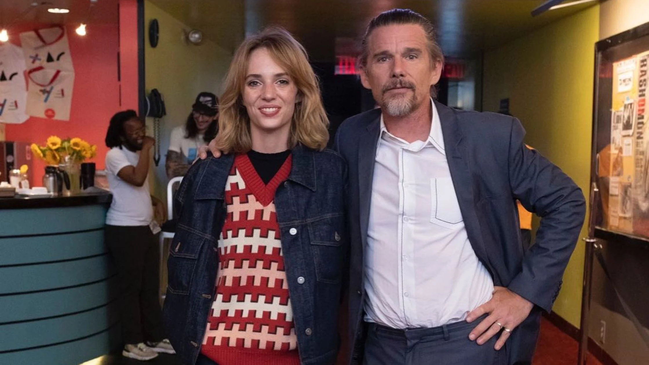 Maya with his father Ethan Hawke. 